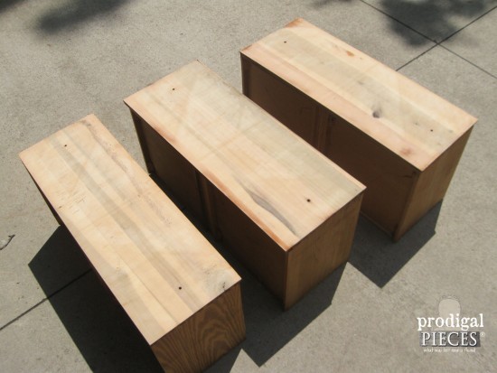 Thấy chiếc tủ gỗ xấu xí ở chợ đồ cũ, người mẹ rinh ngay về nhà và biến nó thành thiên nga, ai nhìn vào cũng thích ngay - Ảnh 3. Thấy chiếc tủ gỗ xấu xí ở chợ đồ cũ, người mẹ rinh ngay về nhà và biến nó thành thiên nga, ai nhìn vào cũng thích ngay - Ảnh 3.