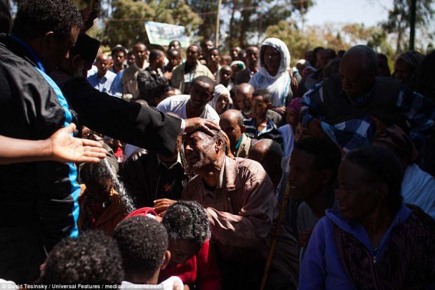 Mất tiền để chịu đấm trong nghi lễ trừ tà độc nhất vô nhị - Ảnh 4. Mất tiền để chịu đấm trong nghi lễ trừ tà độc nhất vô nhị - Ảnh 4.