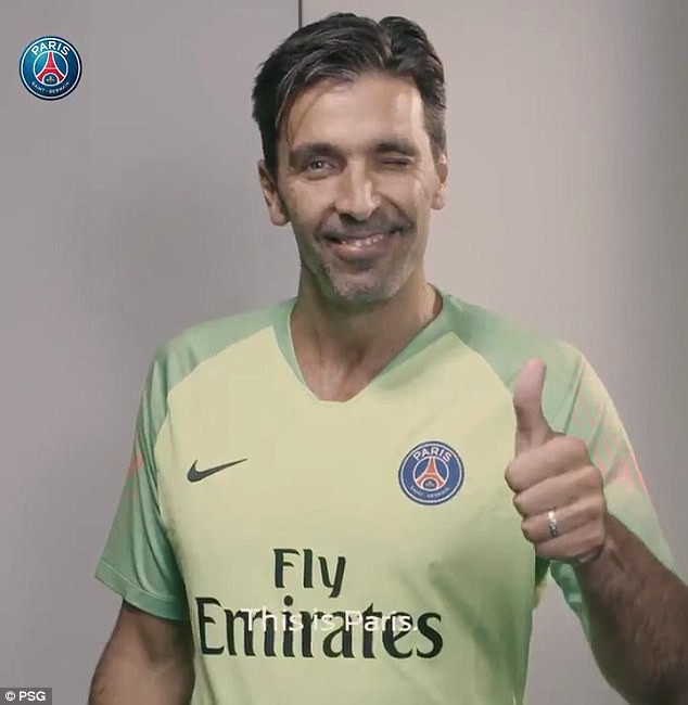 Thủ môn Buffon khoe body chuẩn, đi nghỉ trước ngày gia nhập PSG - Ảnh 5.