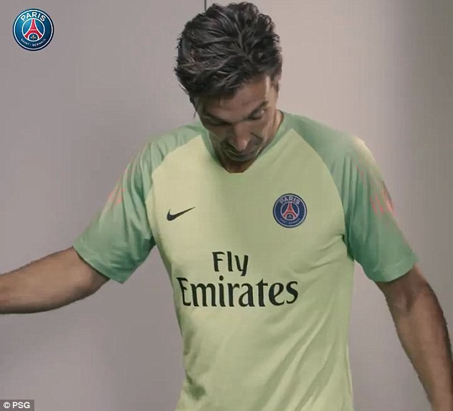 Thủ môn Buffon khoe body chuẩn, đi nghỉ trước ngày gia nhập PSG - Ảnh 6.