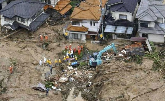 Nhật Bản: Mưa gió tới mức cuốn người trên cầu rơi xuống sông chết đuối - Ảnh 3.