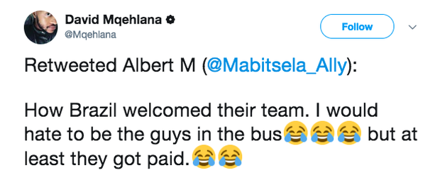 SỐC: Fan Brazil ném đá chai lọ vào xe bus chở Neymar và đồng đội ngày về nước - Ảnh 1.