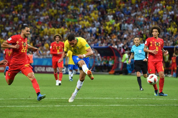 SỐC: Fan Brazil ném đá chai lọ vào xe bus chở Neymar và đồng đội ngày về nước - Ảnh 2.