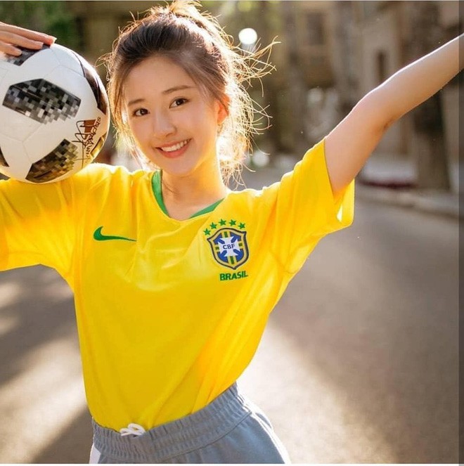 Khoác áo đội tuyển nào đội đó đều rời khỏi World Cup, hot girl này vẫn được yêu vì quá xinh đẹp - Ảnh 1.