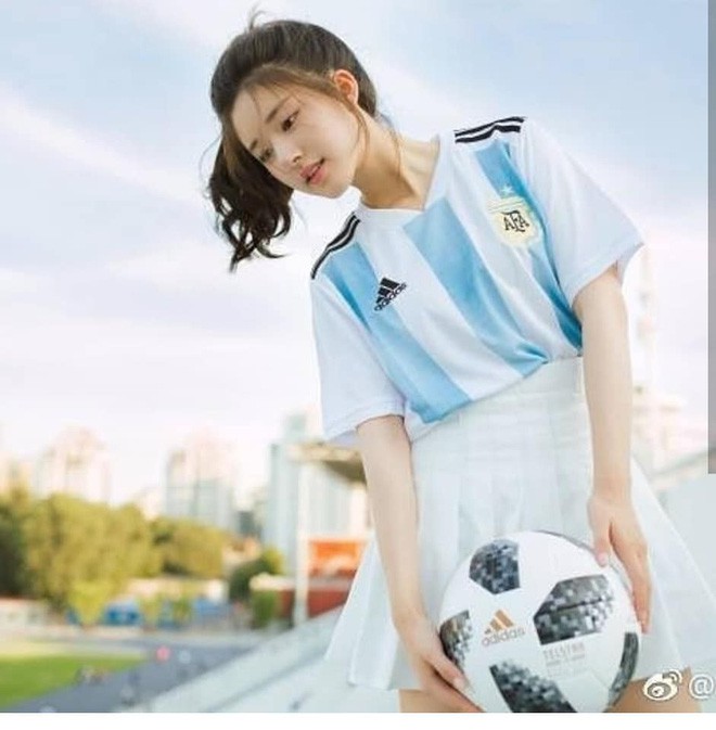 Khoác áo đội tuyển nào đội đó đều rời khỏi World Cup, hot girl này vẫn được yêu vì quá xinh đẹp - Ảnh 2.