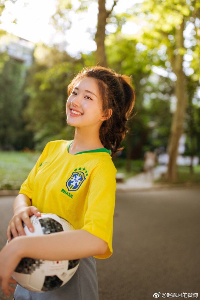 Khoác áo đội tuyển nào đội đó đều rời khỏi World Cup, hot girl này vẫn được yêu vì quá xinh đẹp - Ảnh 4.