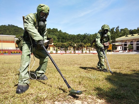 Bộ đội Hóa học chống say nắng - Ảnh 1.