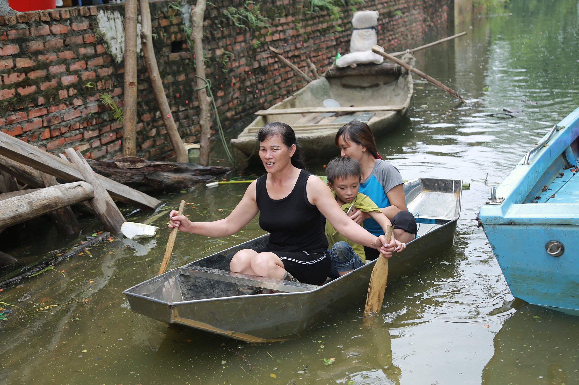 Nội thành Hà Nội thoát ngập sâu sau nhiều ngày lo lắng, đê tả Bùi hạ báo động vỡ, tràn - Ảnh 5.