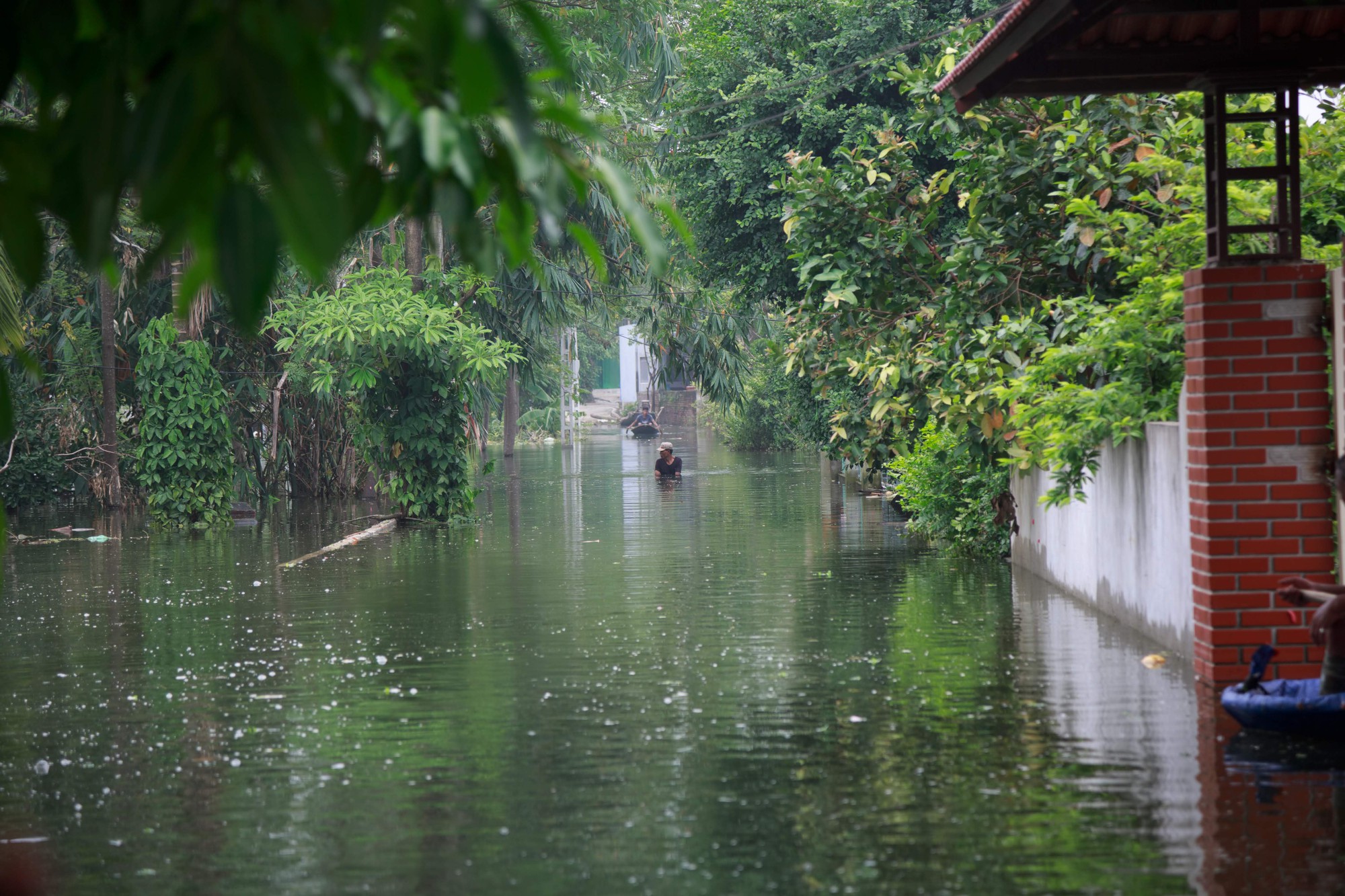 Nội thành Hà Nội thoát ngập sâu sau nhiều ngày lo lắng, đê tả Bùi hạ báo động vỡ, tràn - Ảnh 6.