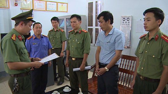 Công an khám nhà Phó Giám đốc Sở Giáo dục và Đào tạo tỉnh Sơn La - Ảnh 3.