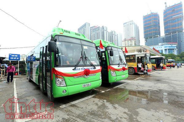 Ba tuyến buýt sử dụng nhiên liệu sạch lần đầu tiên chạy tại Hà Nội - Ảnh 2.