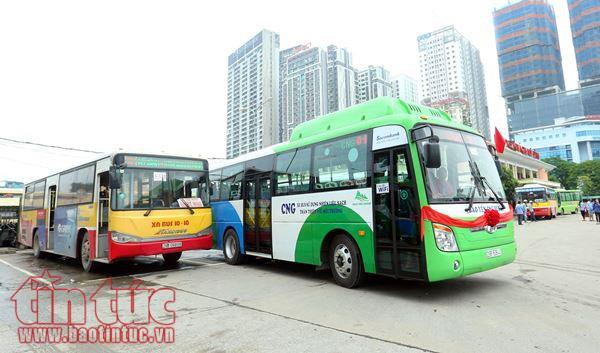 Ba tuyến buýt sử dụng nhiên liệu sạch lần đầu tiên chạy tại Hà Nội - Ảnh 3.