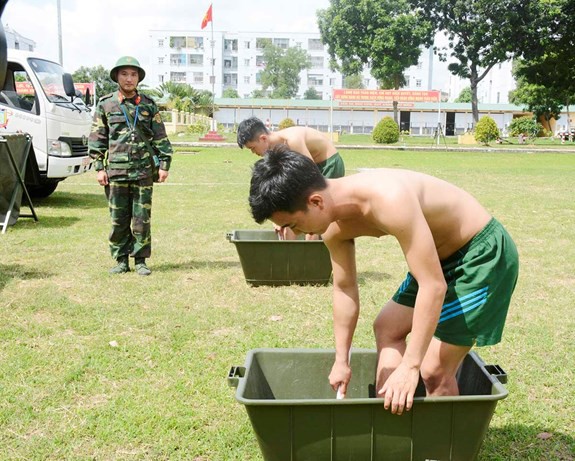 Một ngày huấn luyện của bộ đội phòng hóa - Ảnh 10.