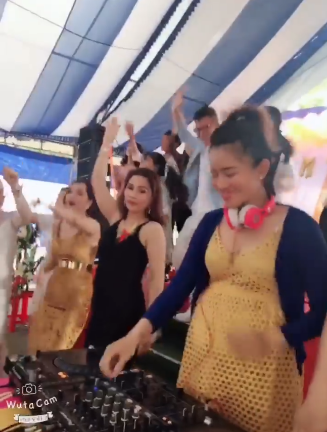 Clip bà bầu bụng to vượt mặt làm DJ quẩy tưng bừng trong đám cưới, người thích thú người lại lo cho em bé - Ảnh 2.