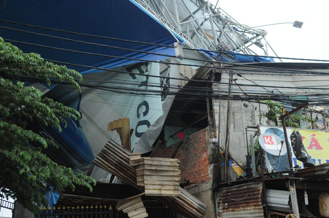 Bảng quảng cáo khổng lồ đổ sập trong mưa, đè chết người ở Sài Gòn - Ảnh 5.
