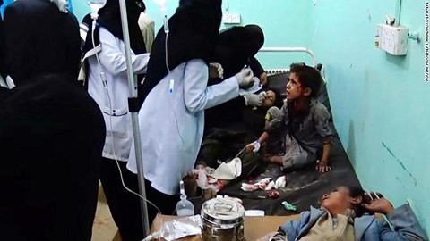 Hàng chục trẻ em Yemen chết thảm sau khi trúng tên lửa Ả Rập Xê út - Ảnh 2.