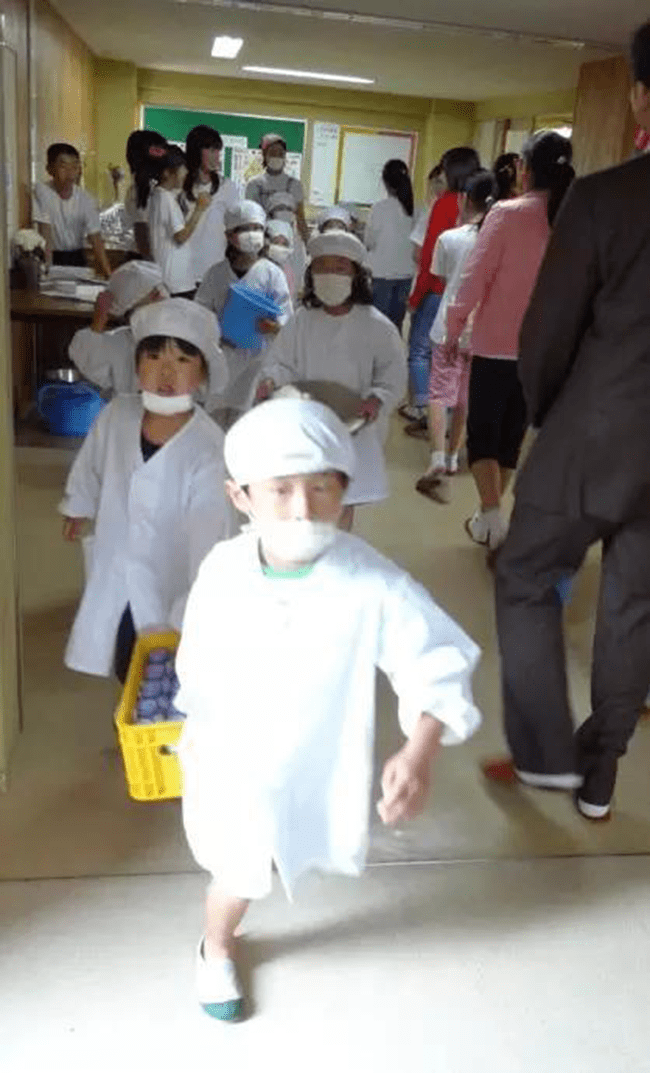 Chuyện giáo dục ở Nhật Bản: Chỉ một bữa trưa của học sinh tiểu học đã cho thấy người Nhật bỏ xa thế giới ở lĩnh vực trồng người như thế nào - Ảnh 4.