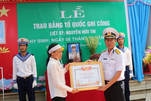 Tổ quốc ghi công người lính tàu ngầm Kilo VN đầu tiên hy sinh: Nước mắt vợ trẻ, con thơ - Ảnh 1.