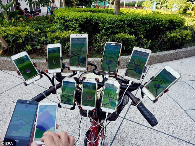 Ngã mũ trước cụ già 70 tuổi đạp xe chở 11 smartphone chỉ để đi bắt Pokemon - Ảnh 2.