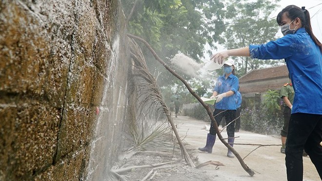 Rốn lụt Chương Mỹ trắng xóa vôi bột để... phòng dịch - Ảnh 11.