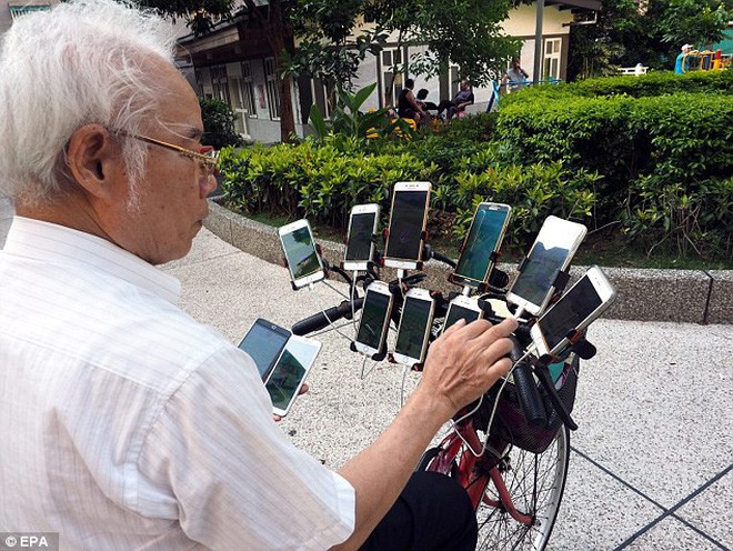 Ngã mũ trước cụ già 70 tuổi đạp xe chở 11 smartphone chỉ để đi bắt Pokemon - Ảnh 3.
