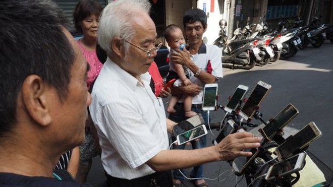Ngã mũ trước cụ già 70 tuổi đạp xe chở 11 smartphone chỉ để đi bắt Pokemon - Ảnh 7.