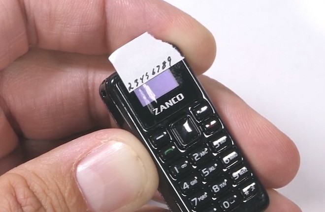 Tra tấn chiếc điện thoại nhỏ nhất thế giới: Độ bền chỉ như một chiếc điện thoại đồ chơi - Ảnh 1.