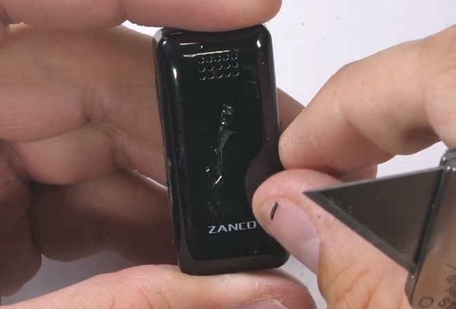 Tra tấn chiếc điện thoại nhỏ nhất thế giới: Độ bền chỉ như một chiếc điện thoại đồ chơi - Ảnh 2.