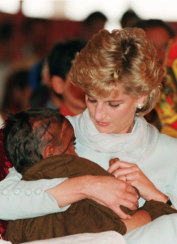 Những khoảnh khắc cho thấy Diana mãi mãi là Công nương quốc dân, đến Thái tử Charles cũng cảm thấy bị lu mờ - Ảnh 2.