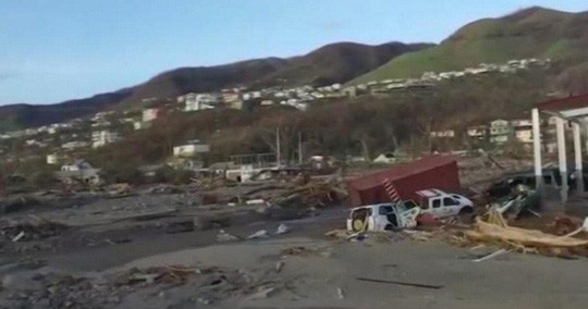 Núi đồ ăn cứu trợ siêu bão thối rữa trong bãi xe sau 11 tháng - Ảnh 1.