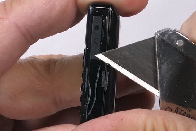 Tra tấn chiếc điện thoại nhỏ nhất thế giới: Độ bền chỉ như một chiếc điện thoại đồ chơi - Ảnh 3.