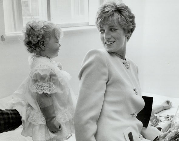 Những khoảnh khắc cho thấy Diana mãi mãi là Công nương quốc dân, đến Thái tử Charles cũng cảm thấy bị lu mờ - Ảnh 3.