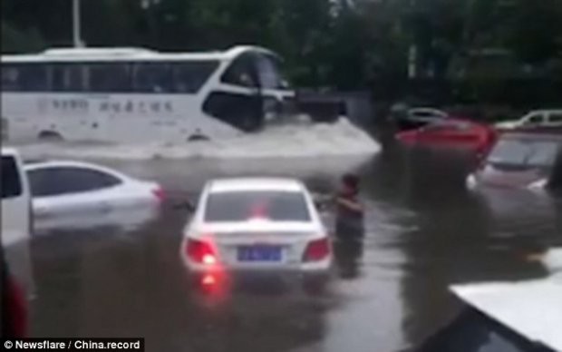 Hàng ngàn chiếc xe ngụp lặn trong nước lũ ở Trung Quốc - Ảnh 3.