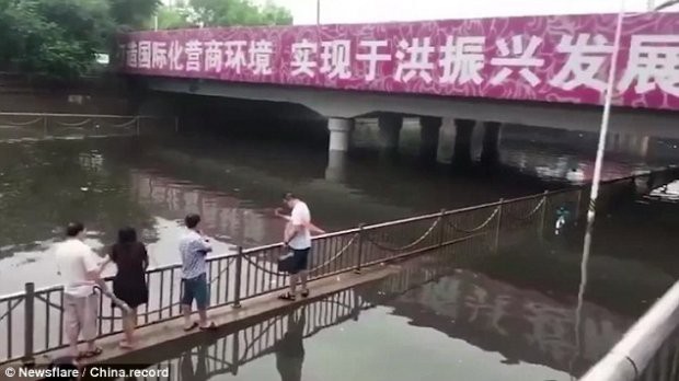 Hàng ngàn chiếc xe ngụp lặn trong nước lũ ở Trung Quốc - Ảnh 4.