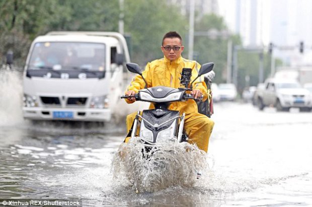 Hàng ngàn chiếc xe ngụp lặn trong nước lũ ở Trung Quốc - Ảnh 5.