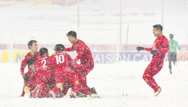 U23 Việt Nam: Mưa tuyết còn chẳng sợ, sân tập mặt ruộng có là gì - Ảnh 3.