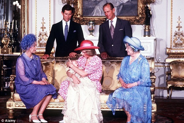 Nữ hoàng từng bị dân chúng chỉ trích vì làm ngơ trước cái chết đầy bí ẩn của Công nương Diana nhưng khoảnh khắc này đã hóa giải ngờ vực - Ảnh 11.