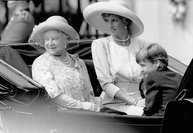 Nữ hoàng từng bị dân chúng chỉ trích vì làm ngơ trước cái chết đầy bí ẩn của Công nương Diana nhưng khoảnh khắc này đã hóa giải ngờ vực - Ảnh 12.