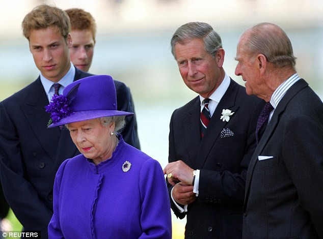 Nữ hoàng từng bị dân chúng chỉ trích vì làm ngơ trước cái chết đầy bí ẩn của Công nương Diana nhưng khoảnh khắc này đã hóa giải ngờ vực - Ảnh 13.
