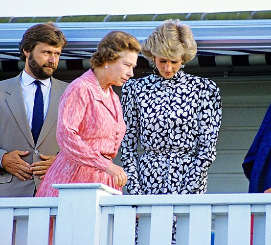 Nữ hoàng từng bị dân chúng chỉ trích vì làm ngơ trước cái chết đầy bí ẩn của Công nương Diana nhưng khoảnh khắc này đã hóa giải ngờ vực - Ảnh 5.