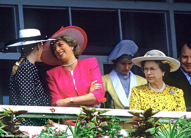 Nữ hoàng từng bị dân chúng chỉ trích vì làm ngơ trước cái chết đầy bí ẩn của Công nương Diana nhưng khoảnh khắc này đã hóa giải ngờ vực - Ảnh 6.