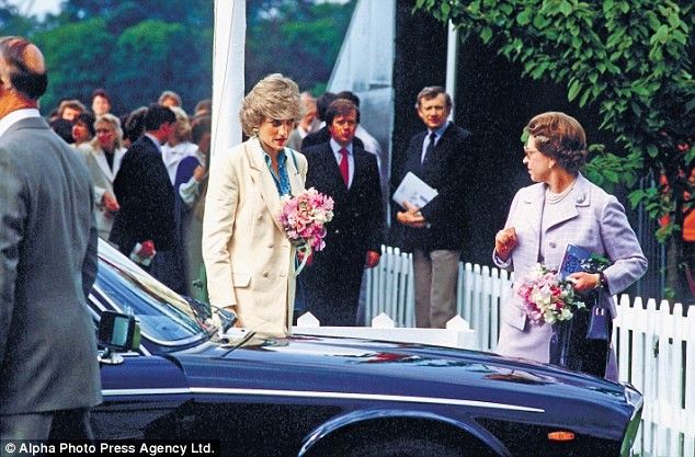 Nữ hoàng từng bị dân chúng chỉ trích vì làm ngơ trước cái chết đầy bí ẩn của Công nương Diana nhưng khoảnh khắc này đã hóa giải ngờ vực - Ảnh 7.