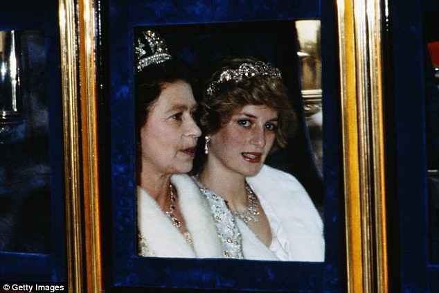 Nữ hoàng từng bị dân chúng chỉ trích vì làm ngơ trước cái chết đầy bí ẩn của Công nương Diana nhưng khoảnh khắc này đã hóa giải ngờ vực - Ảnh 8.