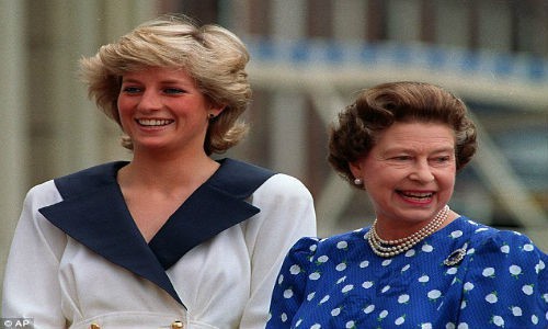 Nữ hoàng từng bị dân chúng chỉ trích vì làm ngơ trước cái chết đầy bí ẩn của Công nương Diana nhưng khoảnh khắc này đã hóa giải ngờ vực - Ảnh 10.