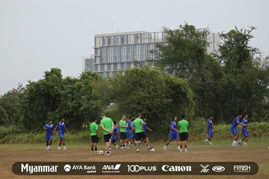 Sau U23 Việt Nam, đến lượt một đội bóng ĐNÁ khác phải tập trên sân ruộng tại Indonesia - Ảnh 2.