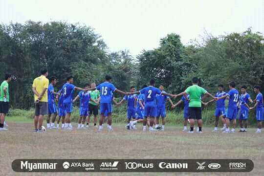 Sau U23 Việt Nam, đến lượt một đội bóng ĐNÁ khác phải tập trên sân ruộng tại Indonesia - Ảnh 1.