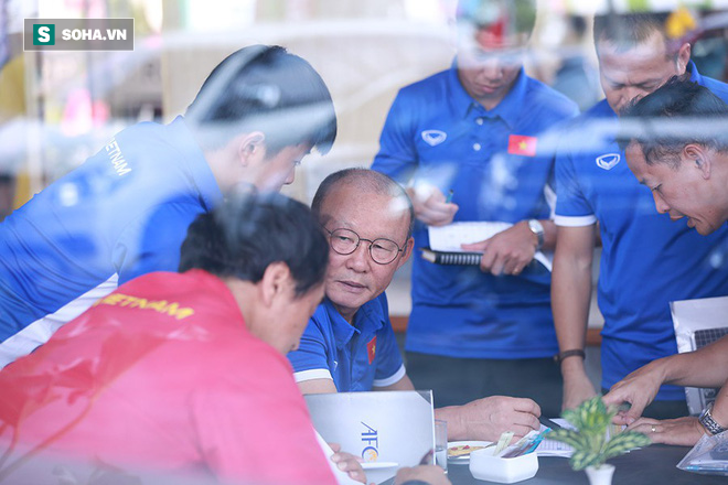 U23 Việt Nam tươi rói, thầy Park thảnh thơi đi siêu thị giữa bao ồn ào ở Indonesia - Ảnh 15.