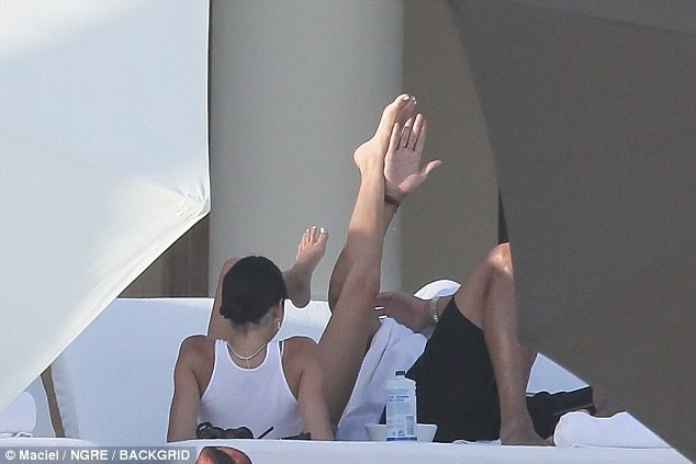 Ảnh chụp trộm chưa photoshop, đôi chân Kendall Jenner đã dài và đẹp đáng ghen tị! - Ảnh 1.