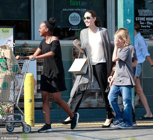 Angelina Jolie vui vẻ dẫn con đi mua sắm không màng đến ồn ào đại chiến ly hôn với Brad Pitt - Ảnh 1.