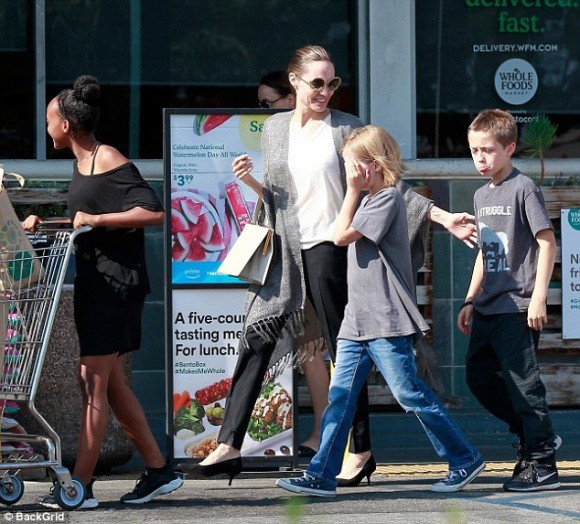 Angelina Jolie vui vẻ dẫn con đi mua sắm không màng đến ồn ào đại chiến ly hôn với Brad Pitt - Ảnh 2.